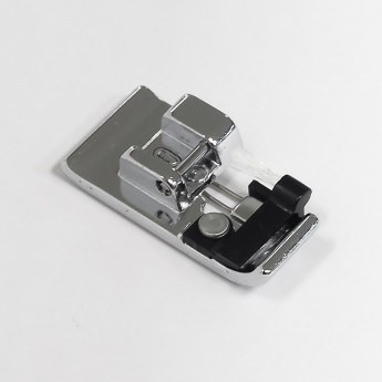 Лапка SINGER оверлочная с щеточкой Лапка SINGER оверлочная с щеточкой